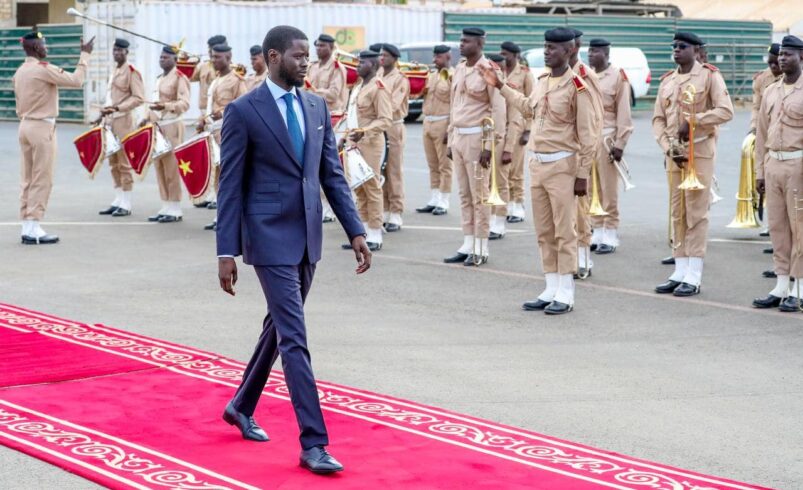 Le Président de la République, Bassirou Diomaye Faye, a quitté Dakar, ce matin, pour des visites de travail au Nigeria et au Ghana les 16 et 17 mai 2024.