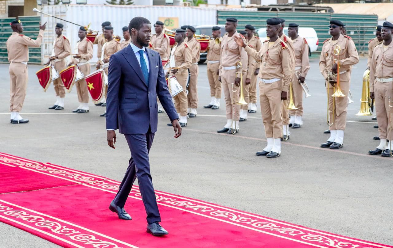 Le Président de la République, Bassirou Diomaye Faye, a quitté Dakar, ce matin, pour des visites de travail au Nigeria et au Ghana les 16 et 17 mai 2024.