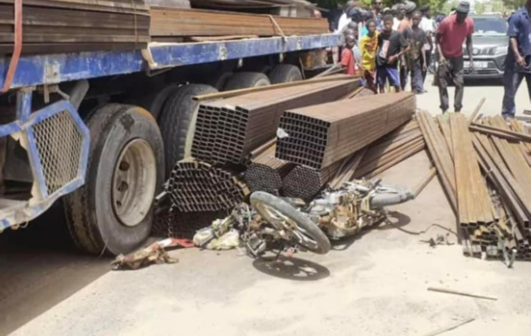 ⚠️LOUGA : Un conducteur de moto Jakarta m0rtellement touché par des barres de fer tombées d’un camion 😭