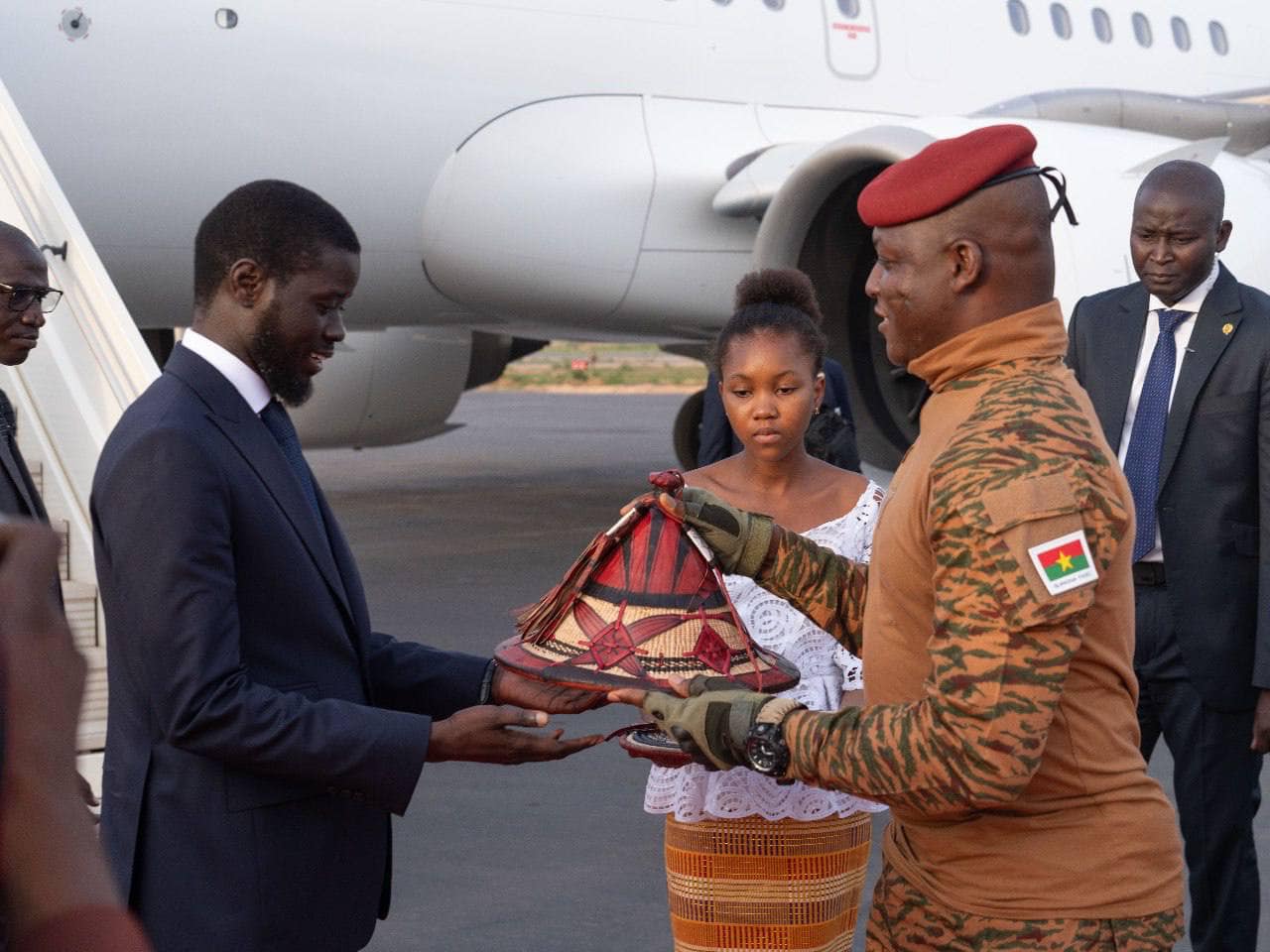 Le Chef de l’État sénégalais Bassirou Diomaye Faye, a conclu, après le Mali, la deuxième étape de son agenda diplomatique dans la sous-région ouest-africaine par une visite de travail et d’amitié au Burkina Faso.