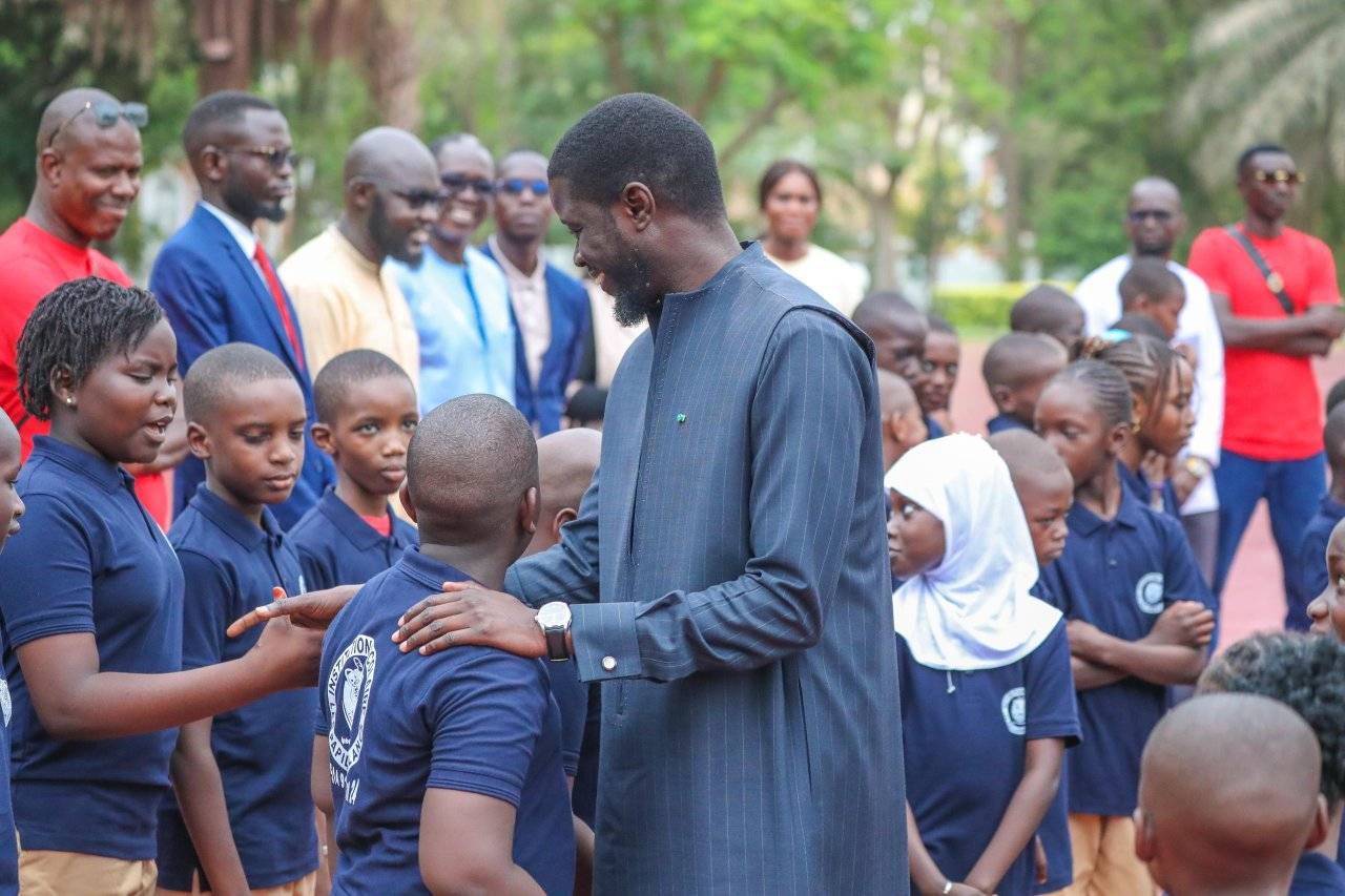 En visite au palais de la République, des jeunes élèves de Thiès ont eu la surprise de rencontrer le chef de l’État, Bassirou Diomaye Faye.