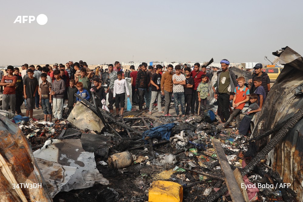 Israël fait face à une vague de condamnations internationales après une frappe nocturne à Rafah, qui a fait 45 morts, selon le ministère de la Santé à Gaza.