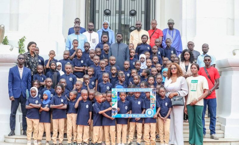 Le Président Bassirou Diomaye Faye en complicité avec les enfants au Palais de la République