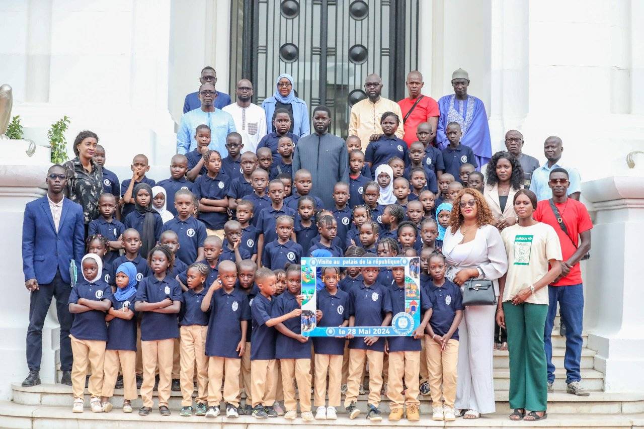 Le Président Bassirou Diomaye Faye en complicité avec les enfants au Palais de la République