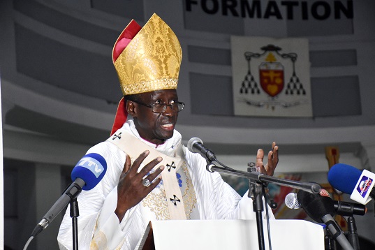 Monseigneur Benjamin Ndiaye a appelé le chef de l’État à prioriser la jeunesse, le coût de la vie et la lutte contre le changement climatique.