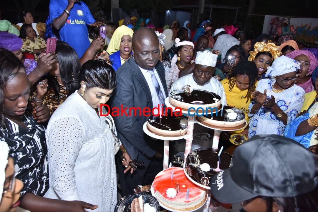 Regardez comment Wally Seck a coupé le gâteau d’anniversaire du Maire Bamba Fall