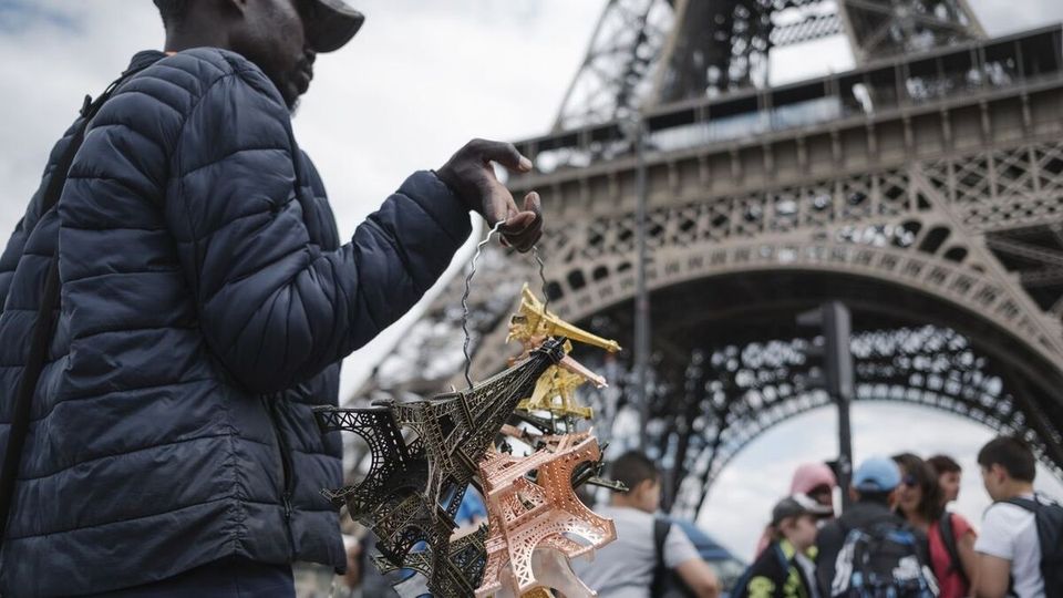 Vendeurs à la sauvette à la Tour Eiffel: La dure réalité à Paris des Sénégalais venus d’Italie, d’Espagne…