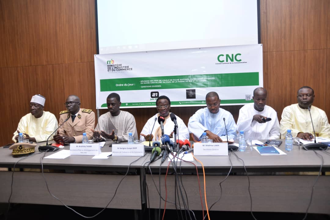 Conseil National de la Consommation:  Sérigne Gueye Diop dévoile les nouveaux prix du riz, du pain, de l’huile, du ciment