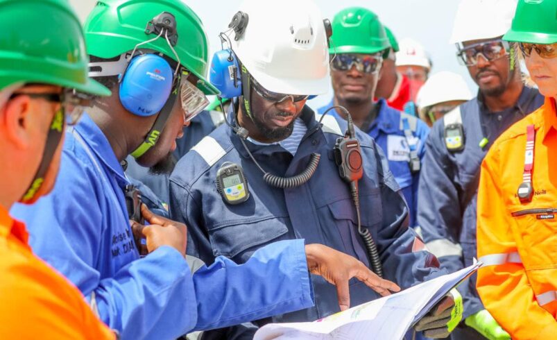 Le Président Bassirou Diomaye Faye a assisté, ce mardi, à la production des premiers barils de pétrole sur la plateforme Sangomar, marquant ainsi une étape historique pour le Sénégal dans l’industrie pétrolière.