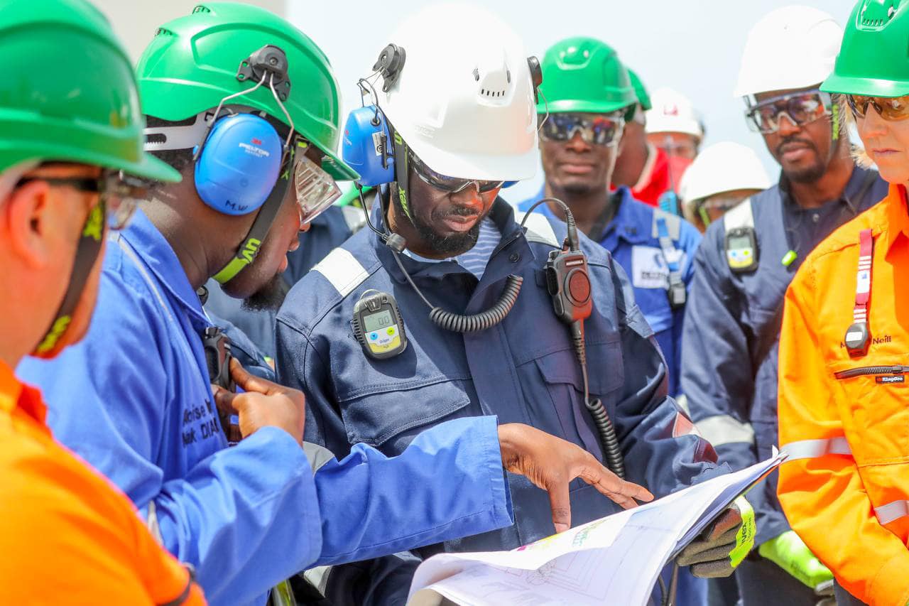 Le Président Bassirou Diomaye Faye a assisté, ce mardi, à la production des premiers barils de pétrole sur la plateforme Sangomar, marquant ainsi une étape historique pour le Sénégal dans l’industrie pétrolière.