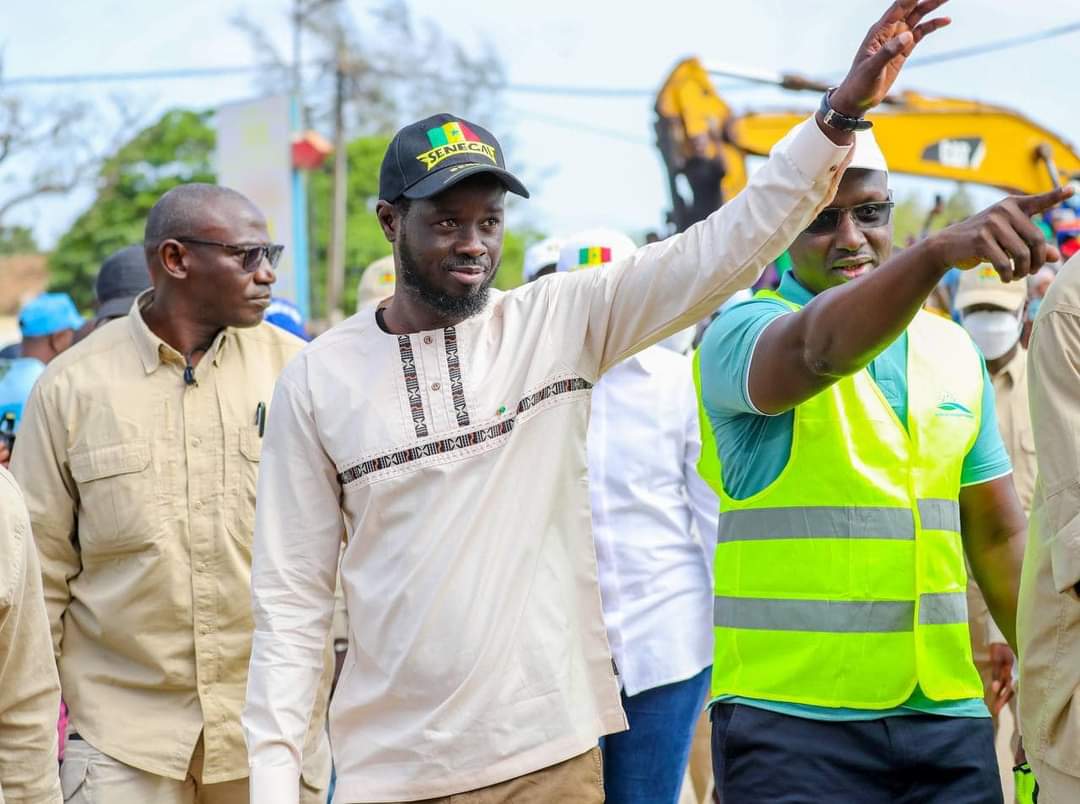 C’est dans une atmosphère de liesse et d’engouement populaire que le Président de la République, Son Excellence Bassirou Diomaye Faye, a procédé ce matin au lancement de l’initiative « Setal Sunu Réew ».