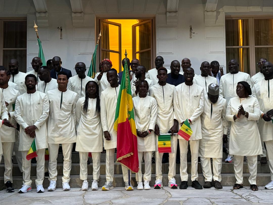 La Ministre Khady Diene Gaye Remet le Drapeau National aux Athlètes Sénégalais à Paris