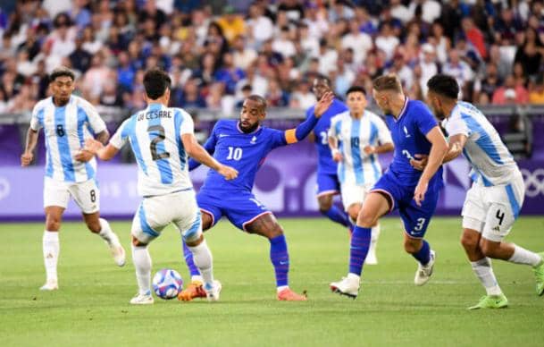 La France en Demi-Finales Après une Victoire 1-0 Controversée Contre l’Argentine