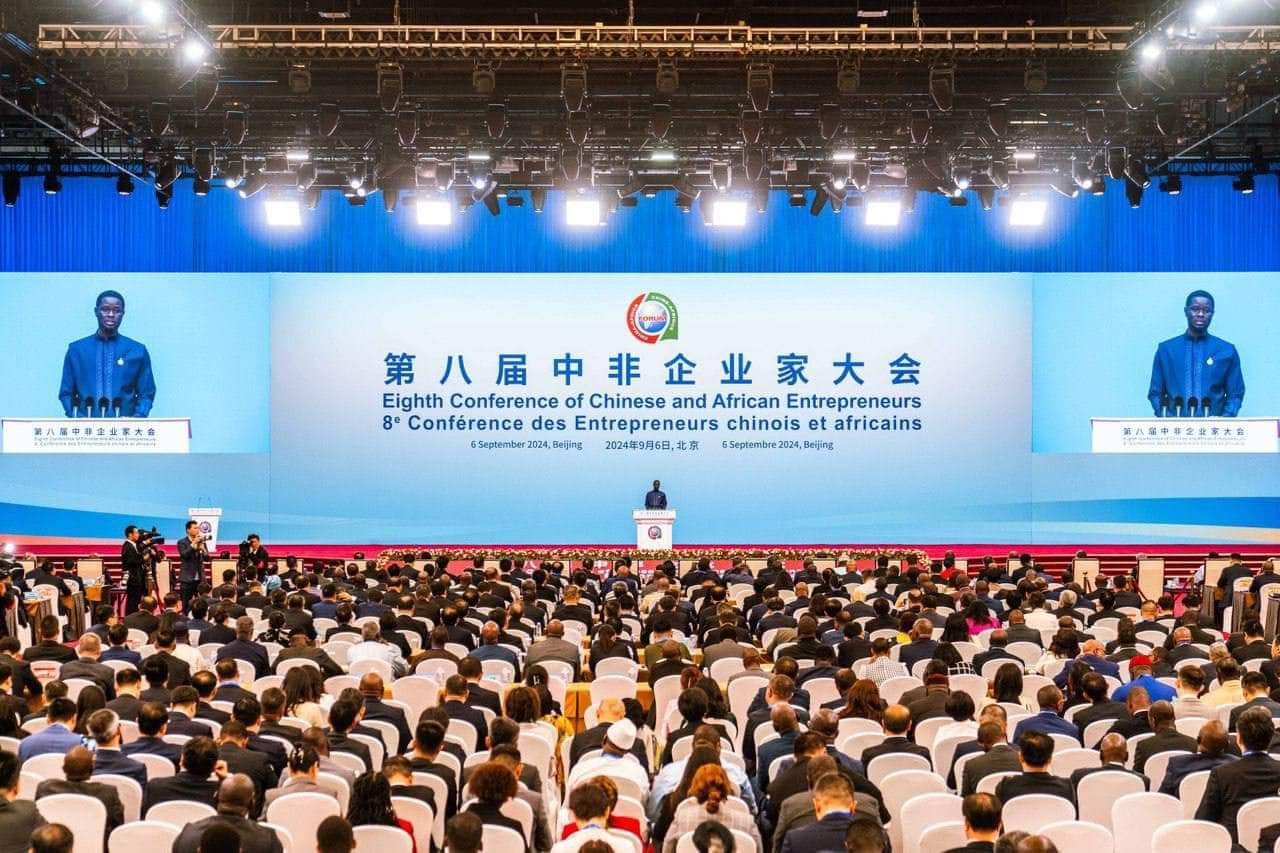 Ce matin, à #Beijing, le Président Bassirou Diomaye Faye a participé à la 8e Conférence des Entrepreneurs Chinois et Africains,