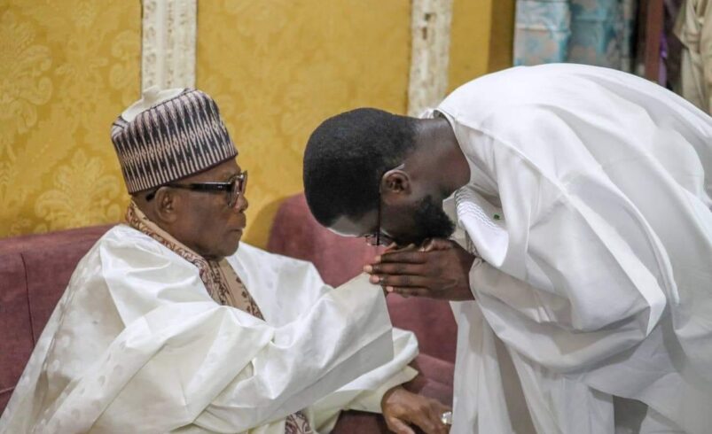 Après son déplacement à Médina Baye, le Président de la République, Bassirou Diomaye Faye , a poursuivi ses visites de courtoisie auprès des khalifes en se rendant à Léona Niassène.