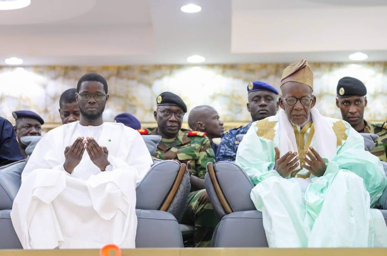 En prélude à la célébration du Mawlid, le Président de la République, Bassirou Diomaye Faye , s’est rendu à Médina Baye (Kaolack) pour une visite de courtoisie auprès du Khalif Cheikh Mouhamadoul Mahi Ibrahima Niass.