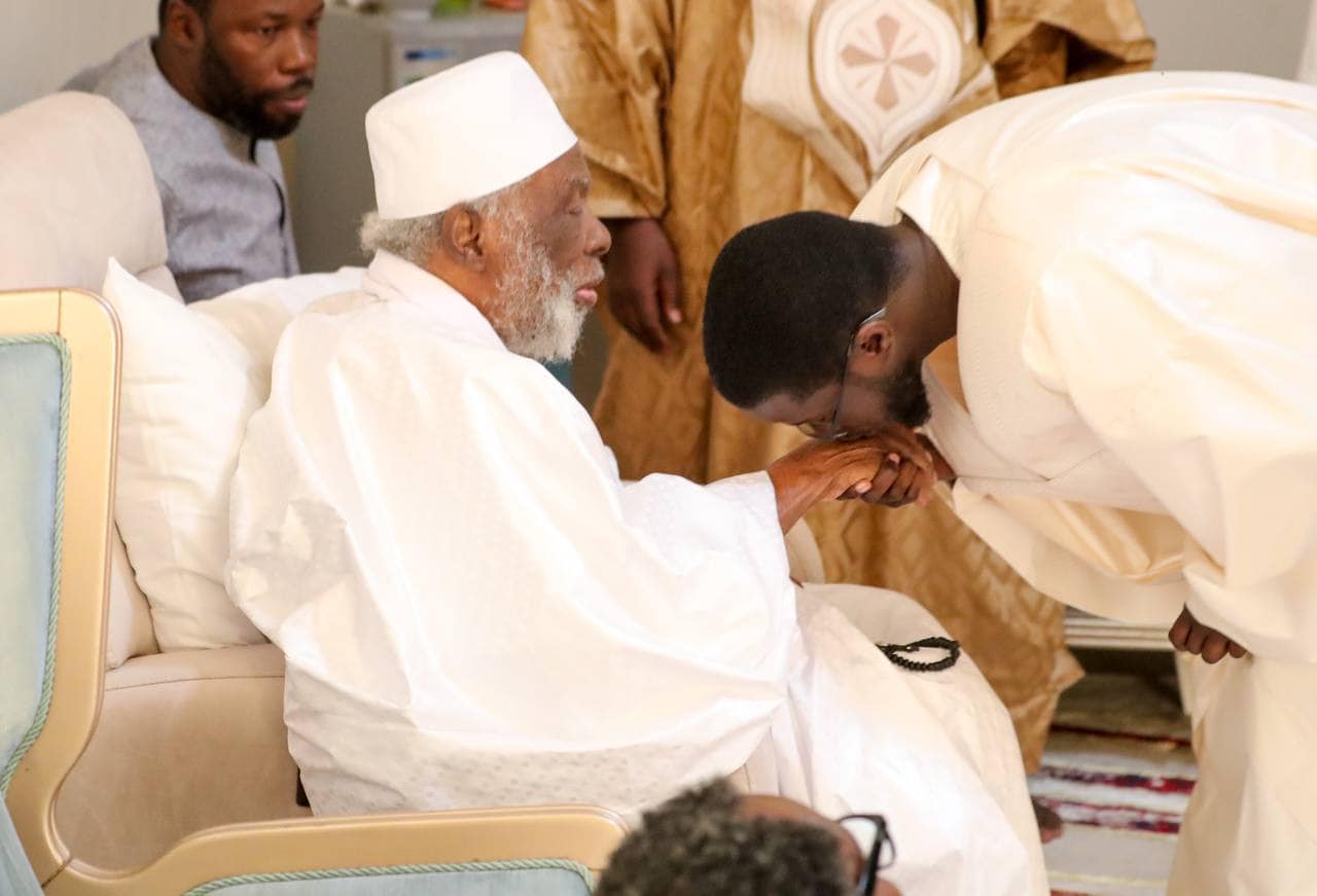 Le Président de la République a effectué, ce jeudi 19 septembre 2024, une visite de courtoisie à Ndiassane. Ce déplacement intervient à l’approche de la célébration du Mawlid Al Naby dans cette ville, prévue le dimanche 22 septembre 2024.