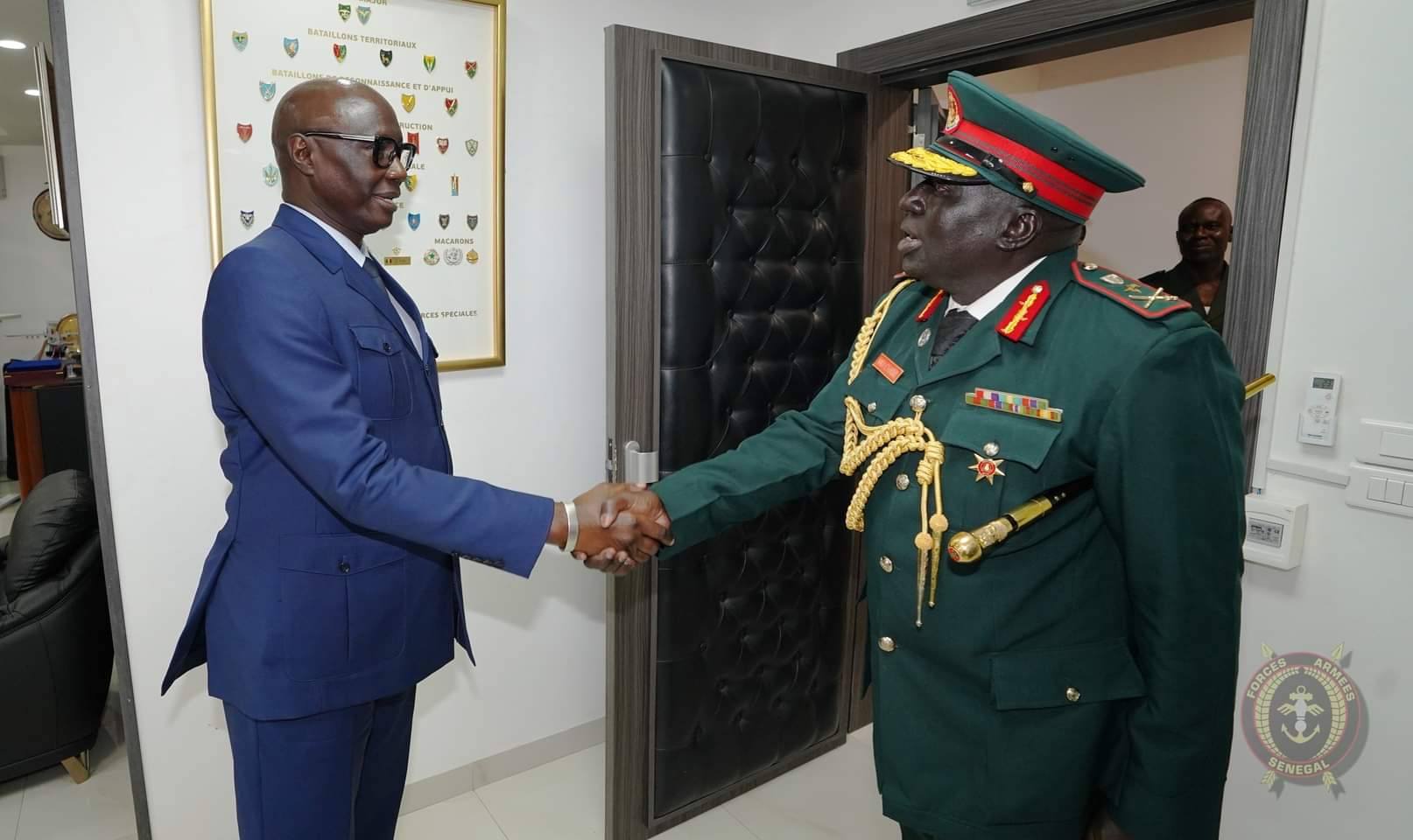 Renforcement de la Coopération Militaire entre le Sénégal et la Gambie: Le Chef d’État-Major des forces armées gambiennes reçu par le ministre des forces armées