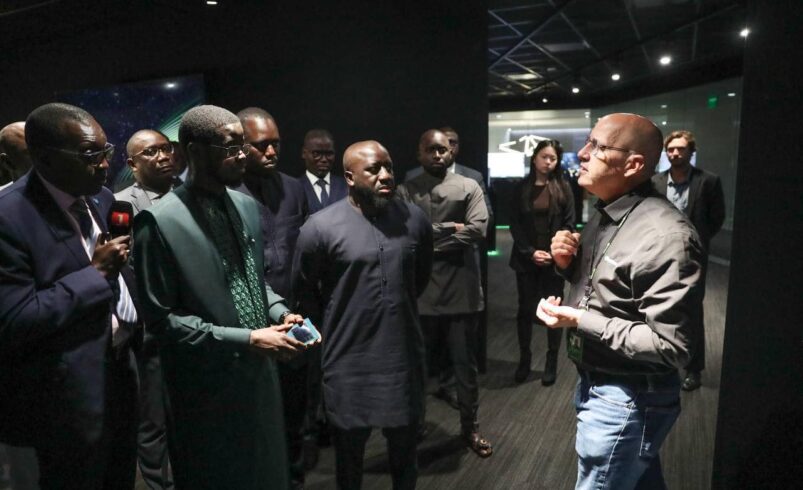 Le Président Bassirou Diomaye Faye, accompagné de jeunes entrepreneurs de l’écosystème numérique sénégalais, a visité aujourd’hui la compagnie NVIDIA, leader mondial de l’intelligence artificielle.