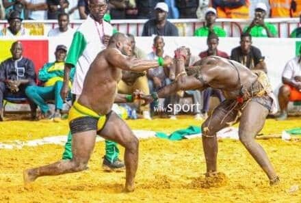 *Lutte sénégalaise : Modou Lô confirmé Roi des Arènes après une longue attente*