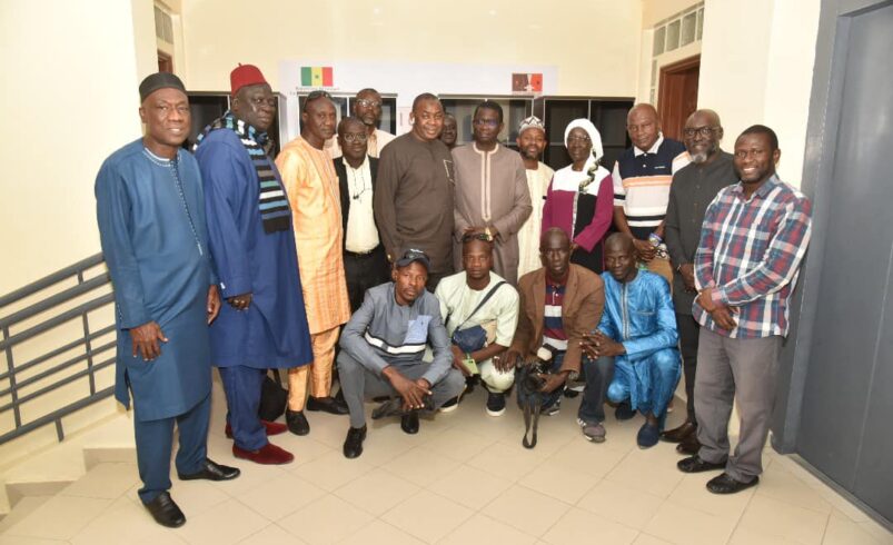 L’association des photographes du Sénégal recues par Mr Mamadou Lamine Dianté, Président du Haut Conseil du Dialogue Social.