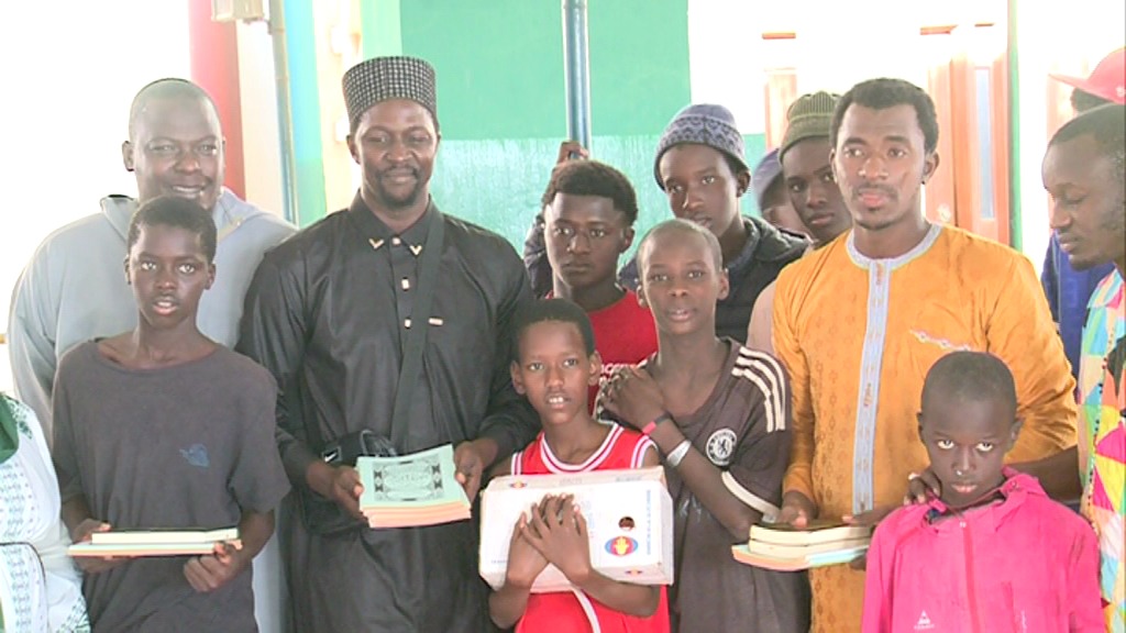 Dons offerts par NOUM »le saint coran,des habits,détergents »au Dara du mausolée feu Thierno S.N.TALL.