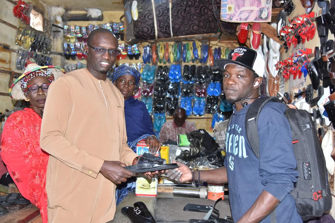 LE COORDONNATEUR DE PASTEF MEDINA DEMBA DIOUM CHEZ LES CORDONNIERS DE LA MEDINA : UN ENGAGEMENT POUR LA PROMOTION DU SAVOIR FAIRE LOCAL