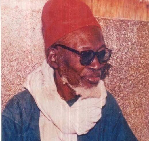 #PORTRAIT_DU_FONDATEUR_DU_DAARA_DE_COKI AMADOU SAKHIR LO Serigne Ahmadou Sakhir Lô, fils de Cheikh Ndiaye Anta Sylla Lô et de Fatou Dia, né en 1903 à NGuer Malal, communauté rurale située près de Louga du Sénégal,