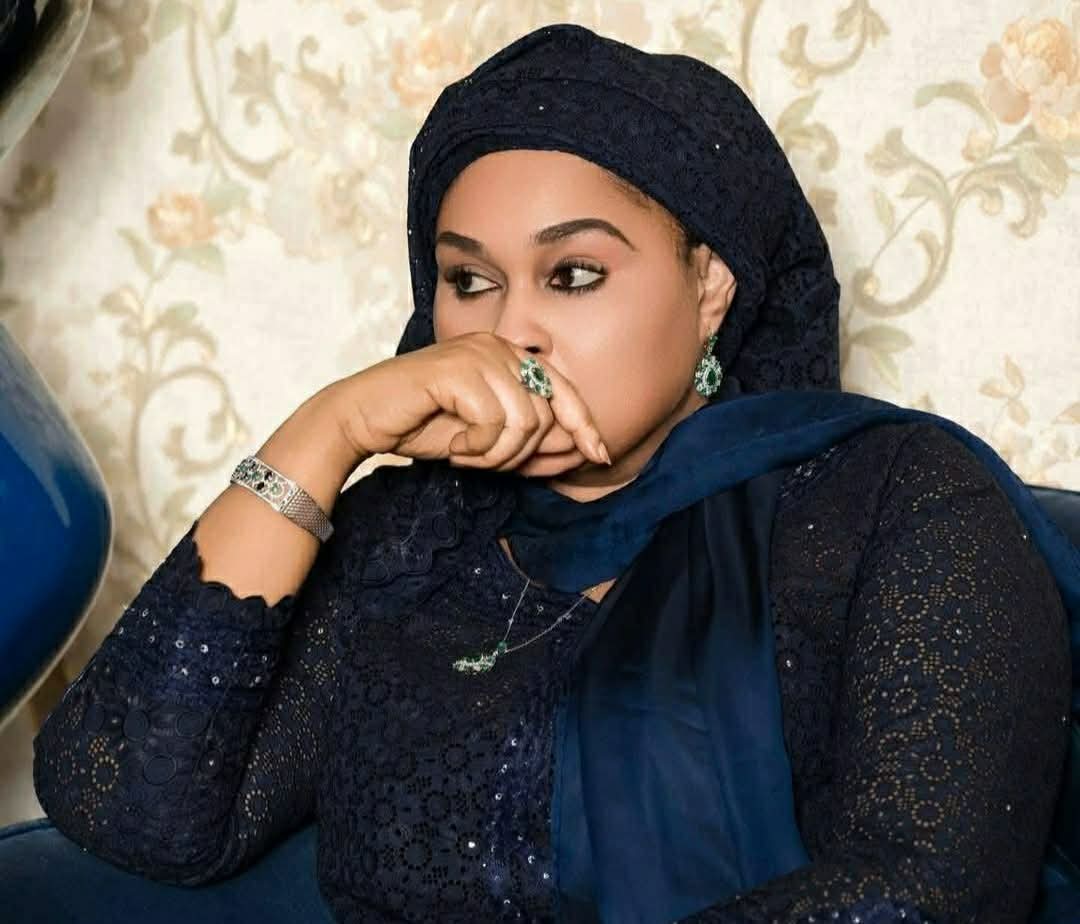 L’élégance et la personnalité augmentent la valeur de la personne ! Cette belle dame aux yeux rayonnants et d’une beauté extrêmement particulière est la fille du défunt et célèbre milliardaire Ndjiouga KEBE !