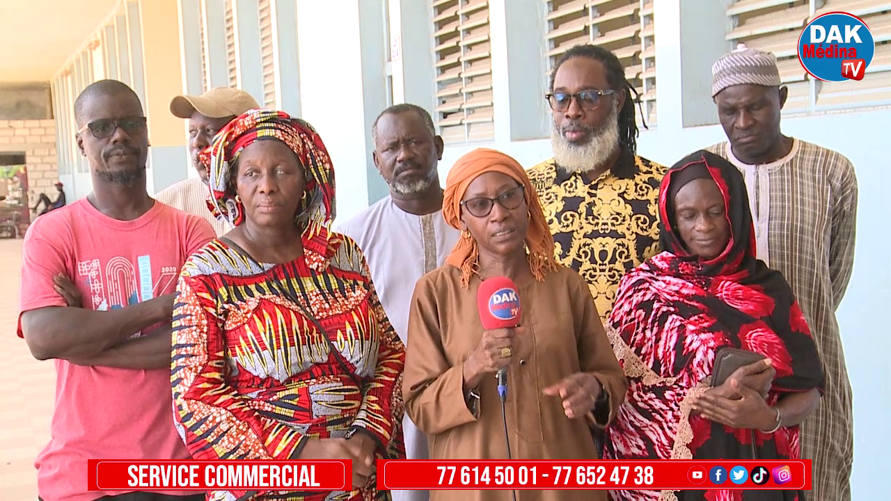 Les anciens de l’Ecole Mour Diop (Médina 4)participe au nettoyage en donnant du matériel