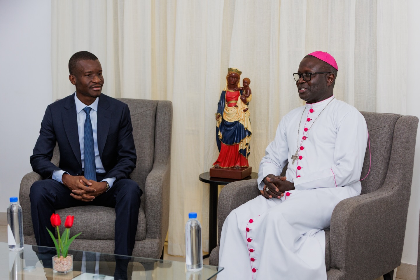 Ce mardi 25 novembre 2025, le Ministre de l’Intérieur et de la Sécurité publique a rendu visite à l’Archevêque de Dakar, Monseigneur André GUÉYE.