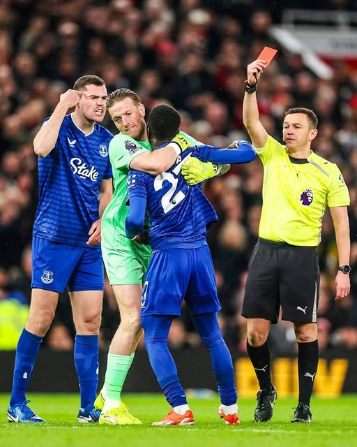 PREMIER LEAGUE : IDRISSA GANA GUEYE EXPULSÉ… POUR UNE ALTERCATION AVEC SON PROPRE COÉQUIPIER