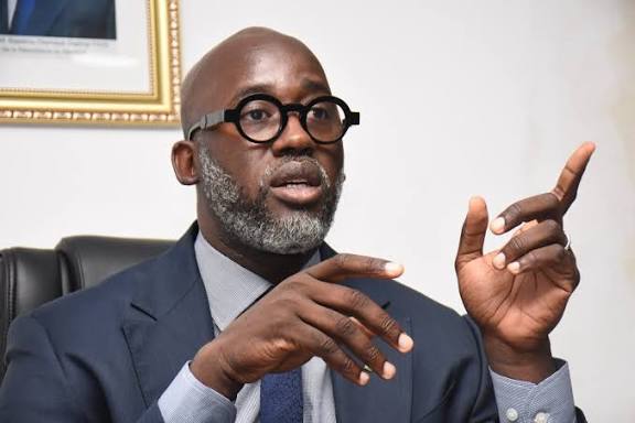 Sénégal dafa am État, un État fort » dixit Pr. Arona Coumba Ndoffene DIOUF. Ces mots nous rappellent Macky Sall avec qui vous avez coopéré pendant qu’il tuait l’économie sénégalaise à petit feu. Votre courage vous ne l’avez saisi qu’à la fin de son second mandat.