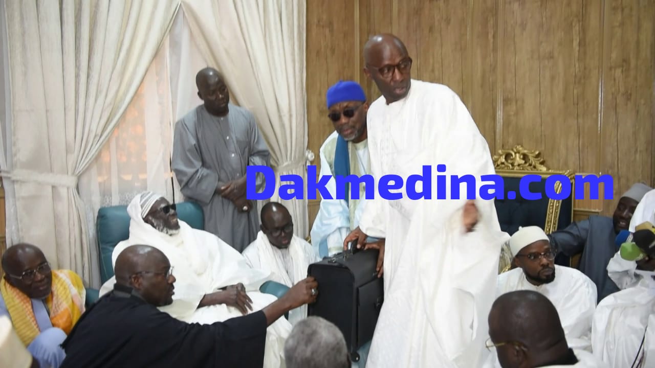 LE KHALIFE GÉNÉRAL DES TIDIANES CONTRIBUE À HAUTEUR DE 50 MILLIONS FCFA POUR LA GRANDE MOSQUÉE DE TOUBA